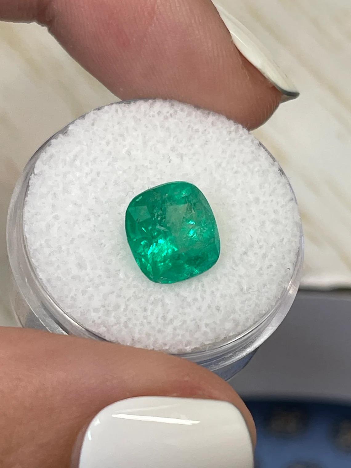 Esmeralda colombiana verde terrosa de 3,48 quilates - Gema del mes de mayo talla cojín en Nuevo estado para la venta en Jupiter, FL