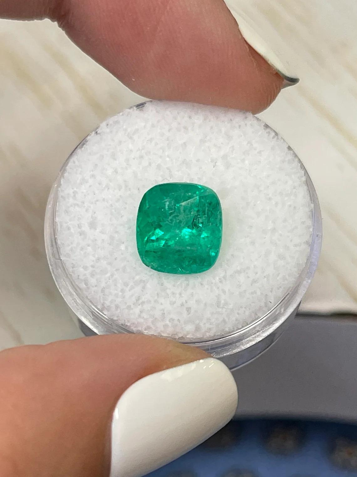 Piedra: Esmeralda
Peso: 3,48 quilates
Forma: Corte de cojín
Claridad: Semitransparente
Lustre: Muy bueno
Color: Verde medio
Medidas: 9,52 mm x 9,09 mm x 7,01 mm
Origen geográfico: Colombia
Tratamiento: Natural, Aceite moderado,