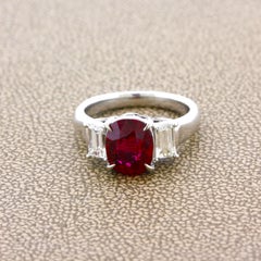 3,48 Karat Edelstein Rubin Diamant Platin 3-Stein-Ring, GIA zertifiziert