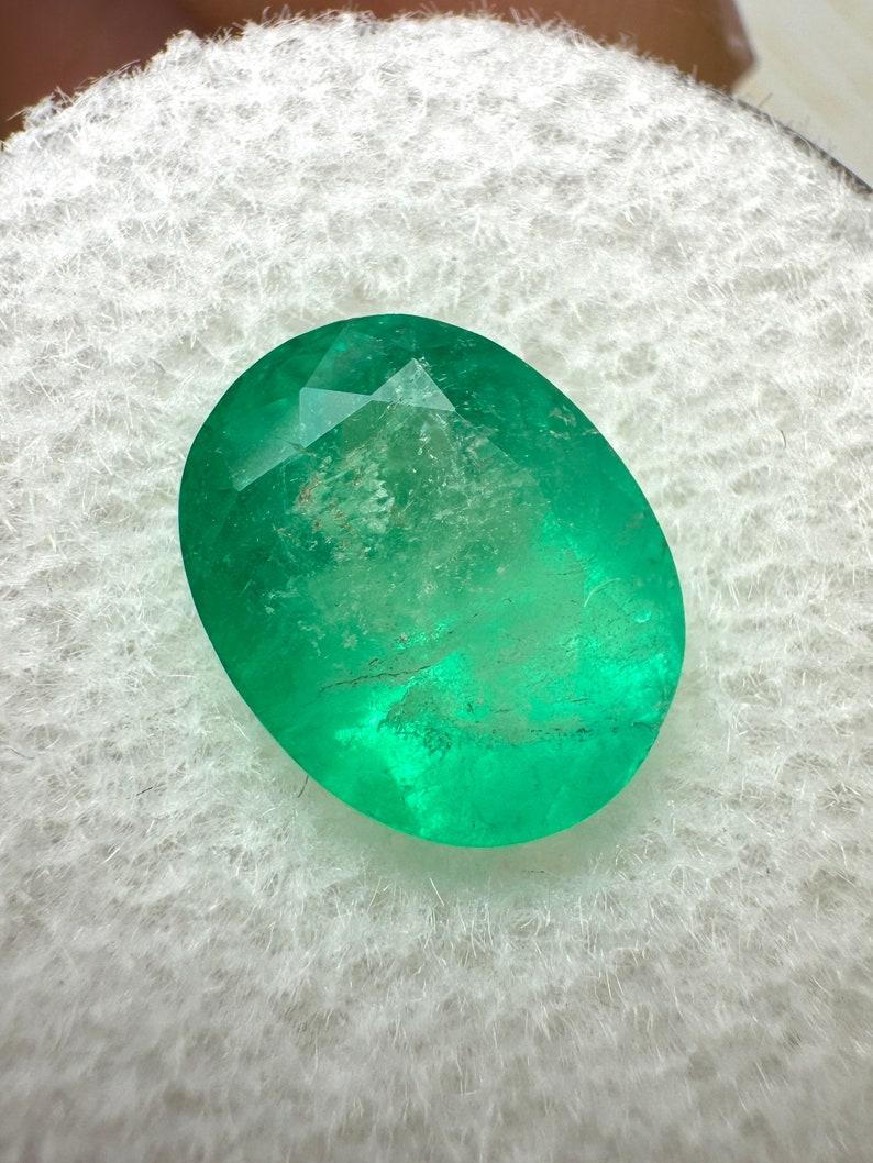 A. Stone: Smeraldo
Peso: 3,48 carati
Forma: Taglio ovale
Chiarezza: Semi-trasparente
Lucentezza: Buona
Colore: verde
Misure: 10,48 mm x 8,38 mm x 6,77 mm
Origine geografica: Colombia
Trattamento: Naturale, oliatura

Commenti: A causa delle