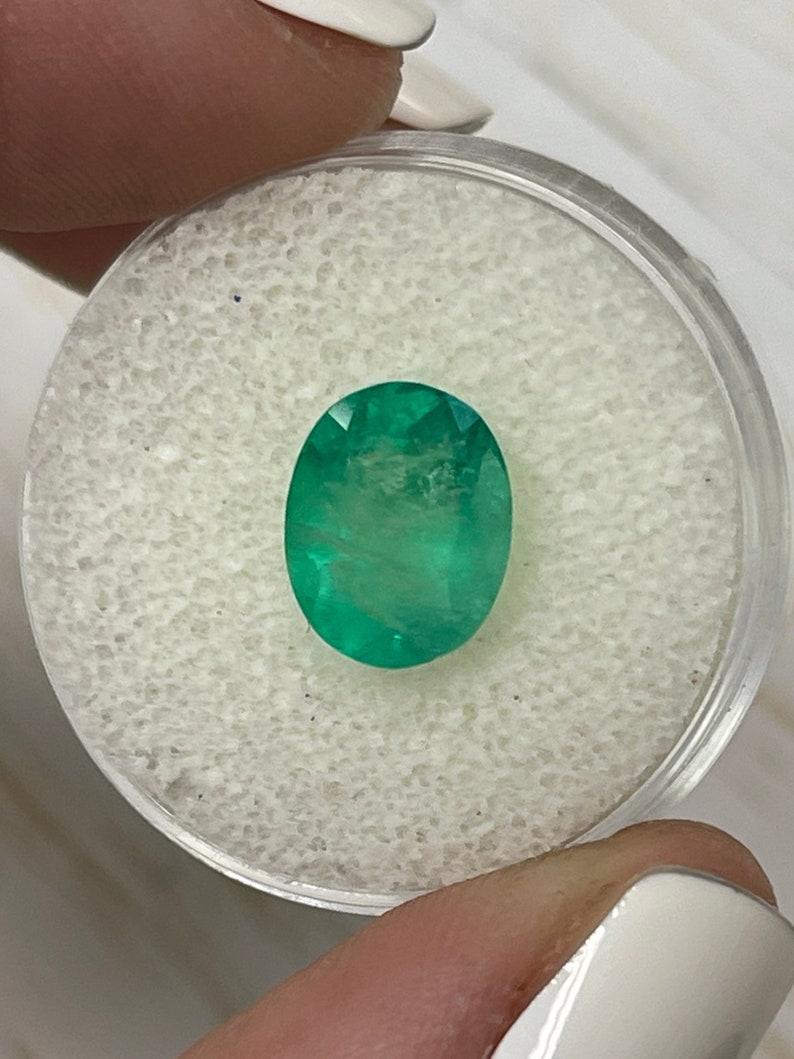 Taglio ovale Smeraldo colombiano ovale verde semitrasparente da 3,48 carati - Gemma di maggio in vendita