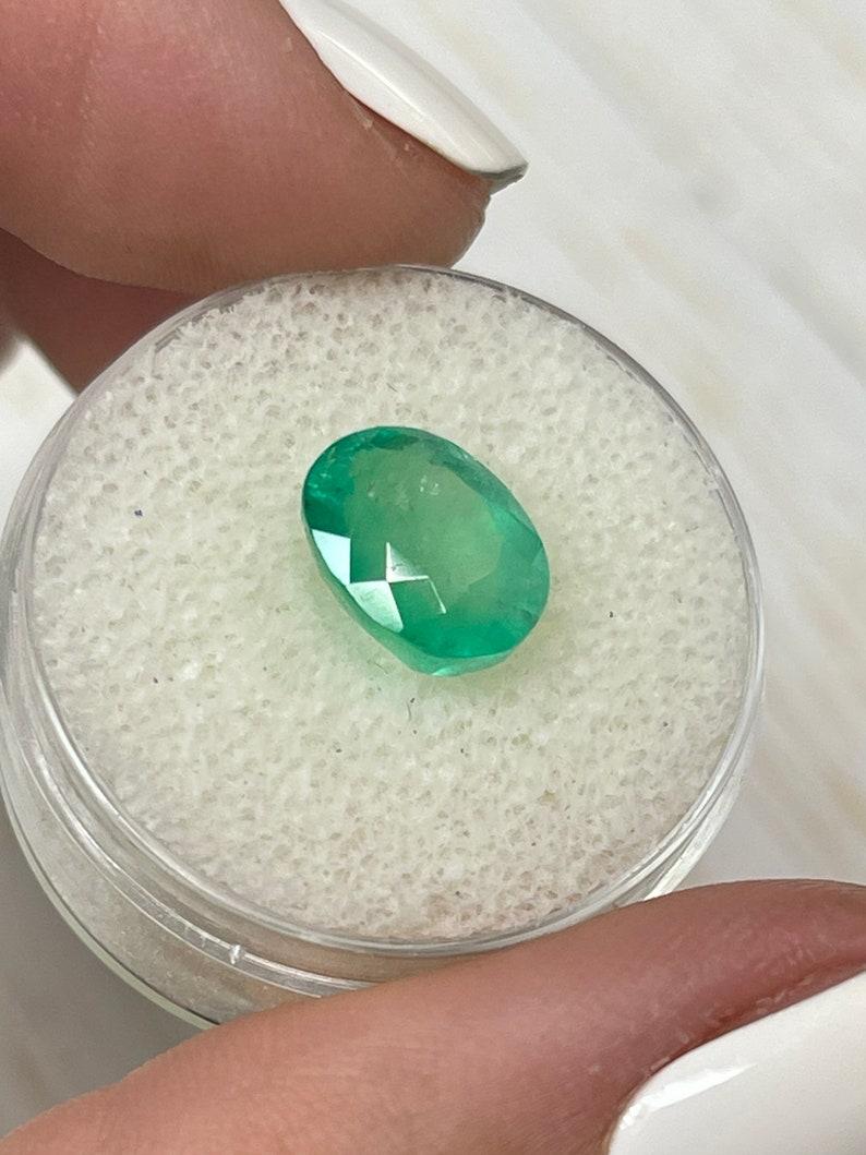 Smeraldo colombiano ovale verde semitrasparente da 3,48 carati - Gemma di maggio in vendita 1
