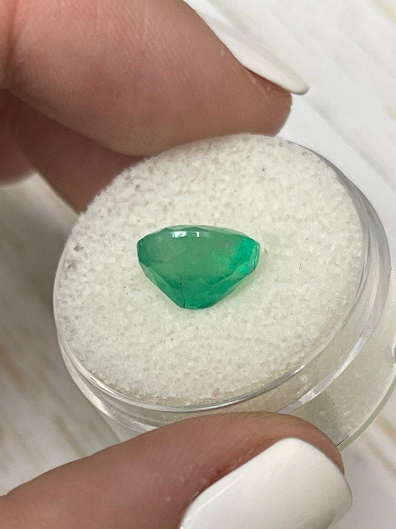 Smeraldo colombiano ovale verde semitrasparente da 3,48 carati - Gemma di maggio in vendita 2