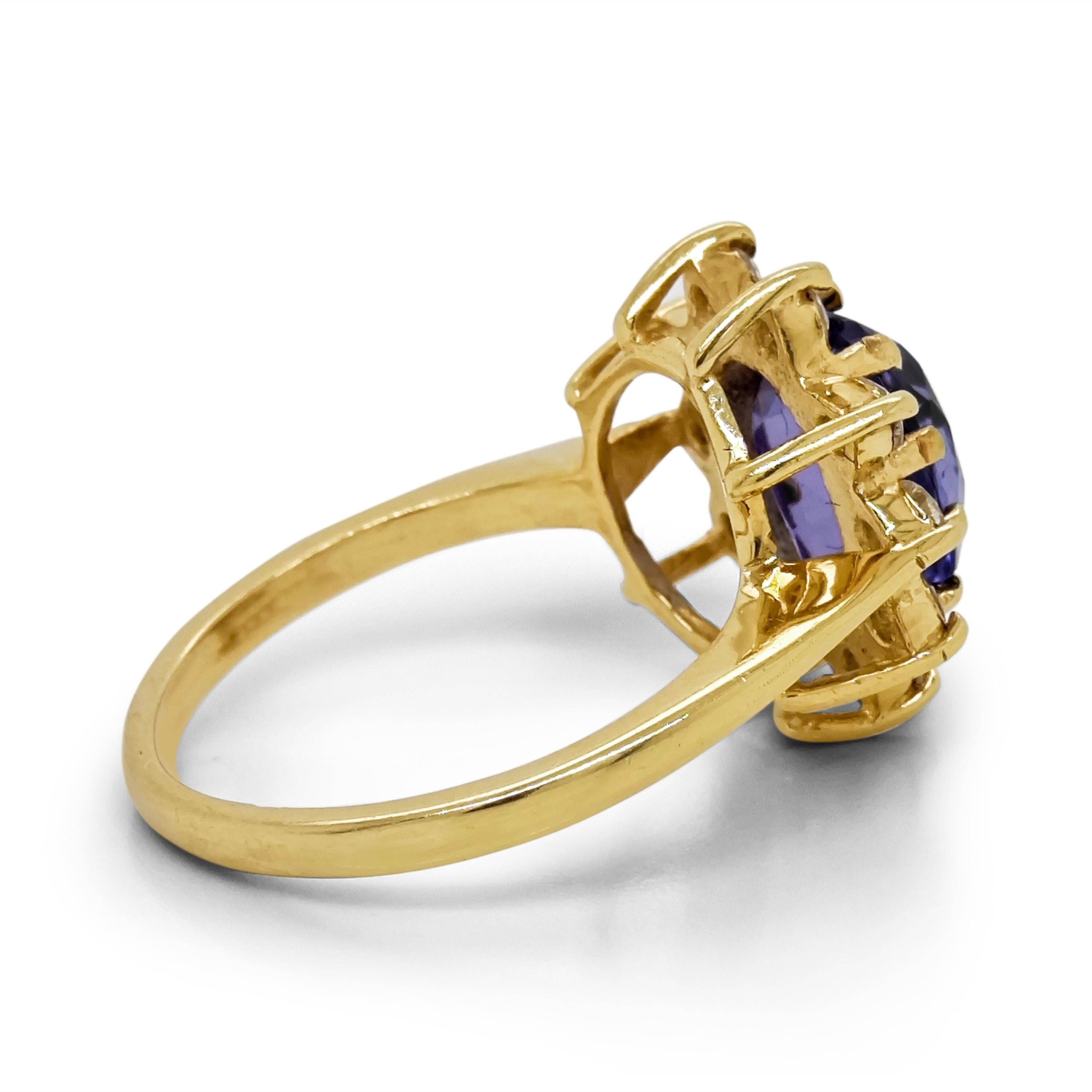 1 Tansanit Edelstein: 2,94 Karat
10 weiße Diamanten: 0,54 Karat
Metall: 18K Gelbgold, 3,29 Gramm