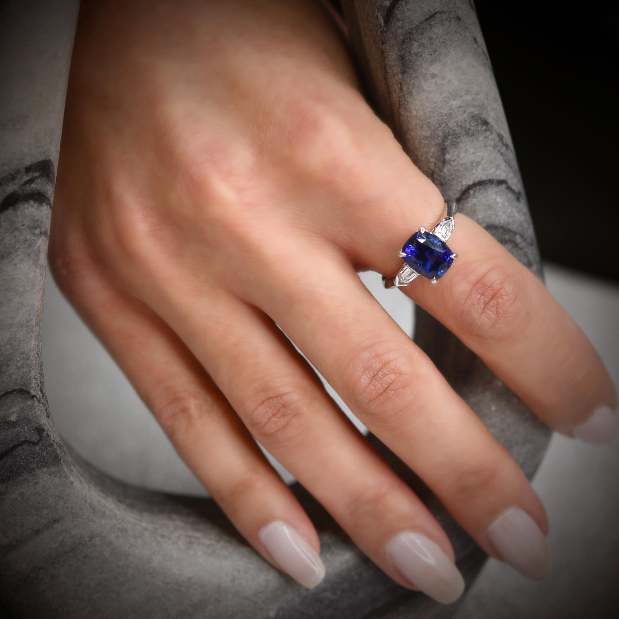 Anillo de compromiso de zafiro azul real en cojín y diamante de 3,48 cts certificados Corte cojín en venta