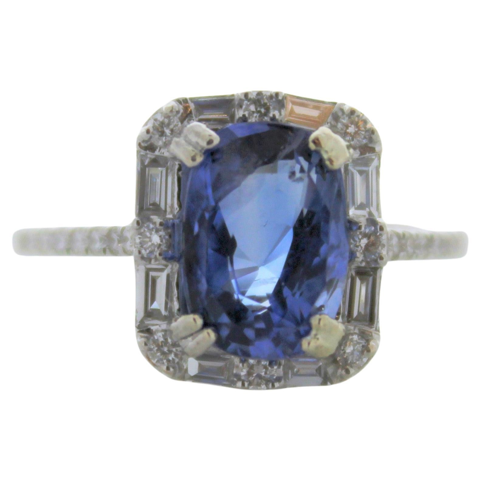 Bague en or blanc 14 carats avec saphir bleu certifié de 3,48 carats et diamants de 0,50 carat en vente
