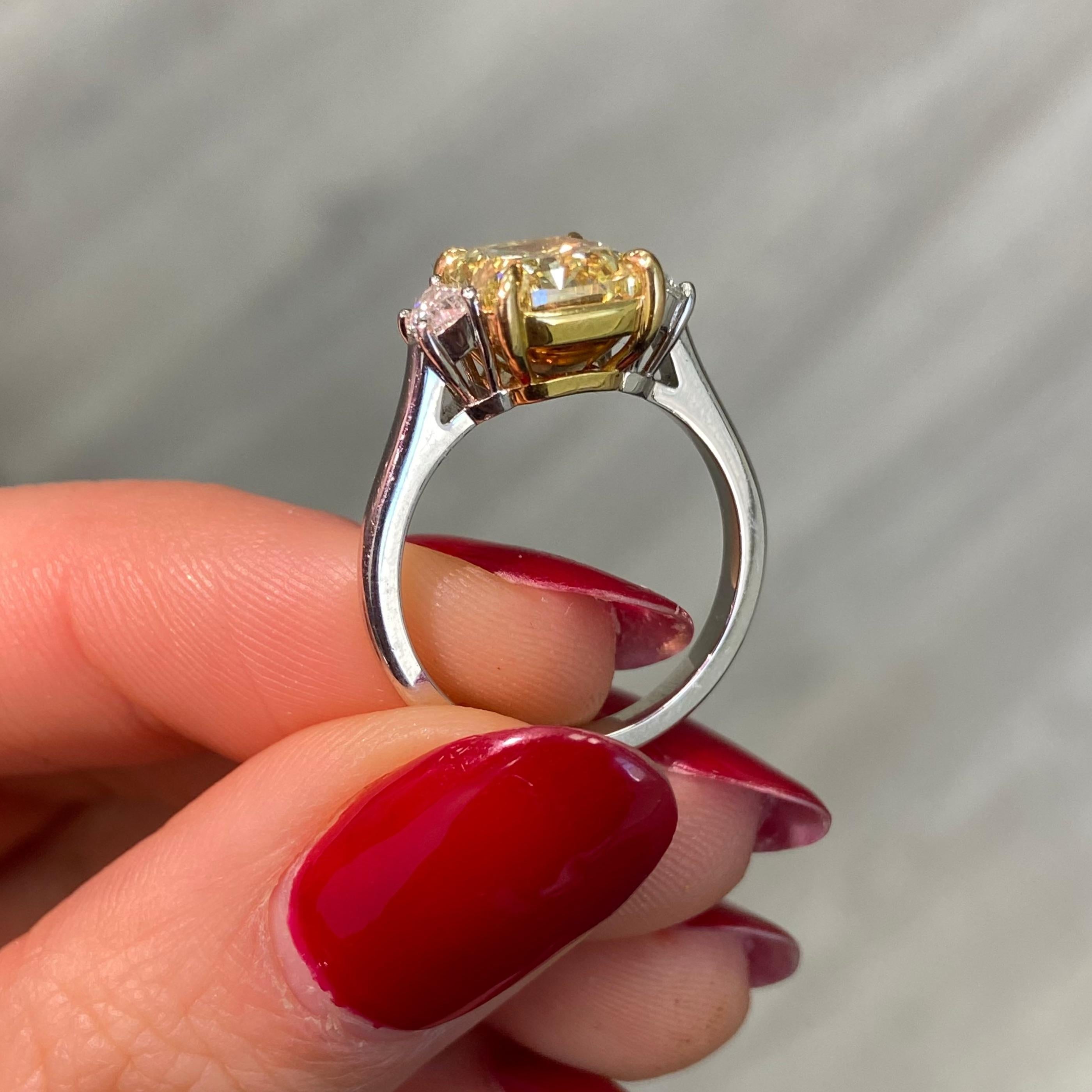 Anillo de compromiso de diamantes en cojín amarillo fantasía de 3,48 ct Corte cojín en venta