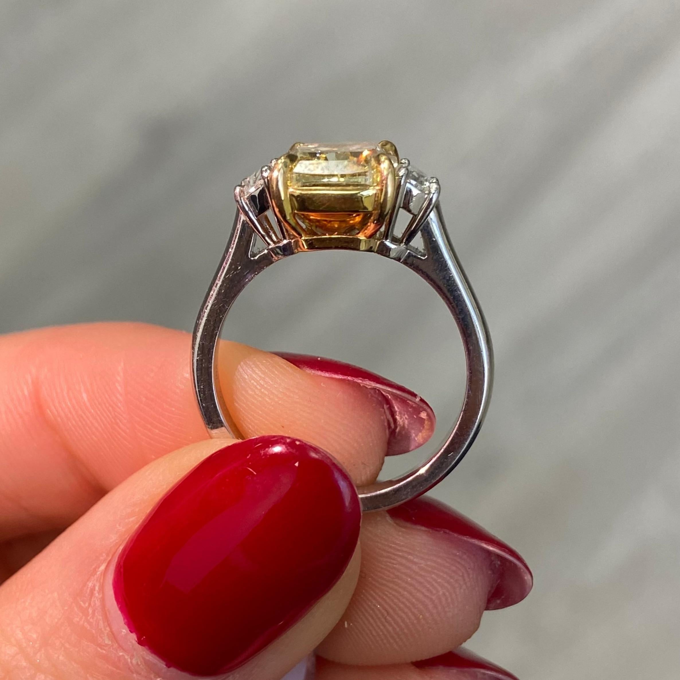 Anillo de compromiso de diamantes en cojín amarillo fantasía de 3,48 ct en Nuevo estado para la venta en New York, NY