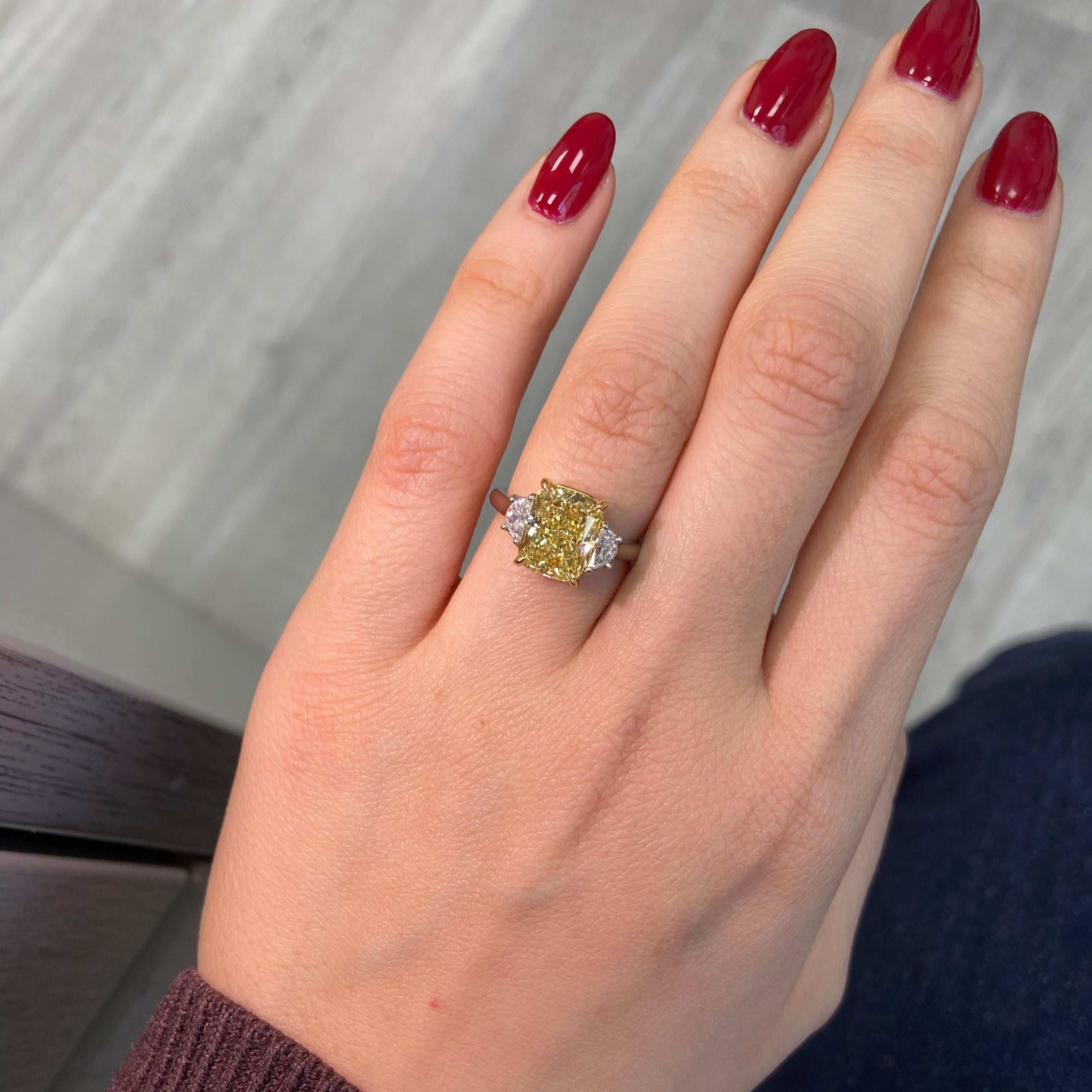 De las mujeres Anillo de compromiso de diamantes en cojín amarillo fantasía de 3,48 ct en venta