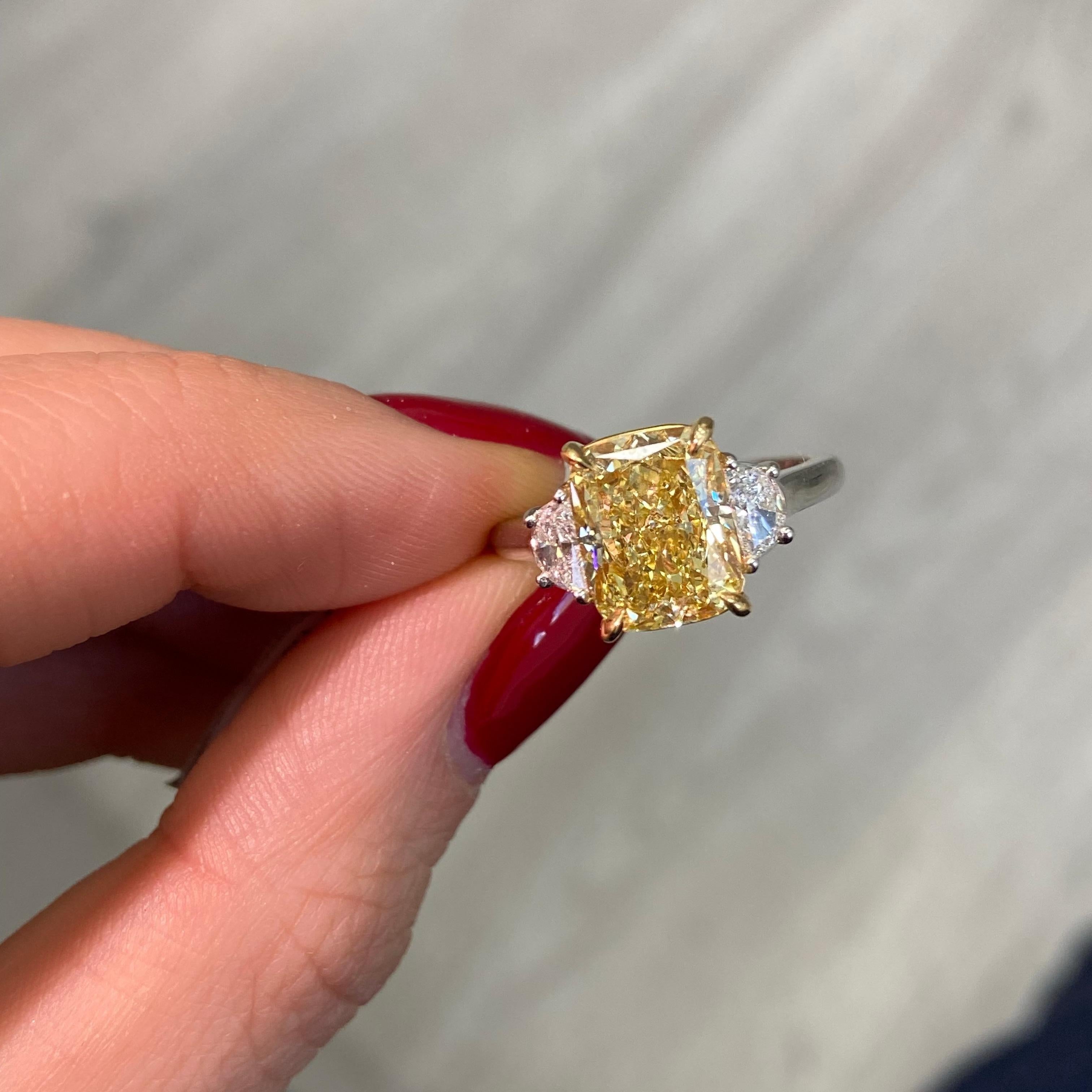 Anillo de compromiso de diamantes en cojín amarillo fantasía de 3,48 ct en venta 1