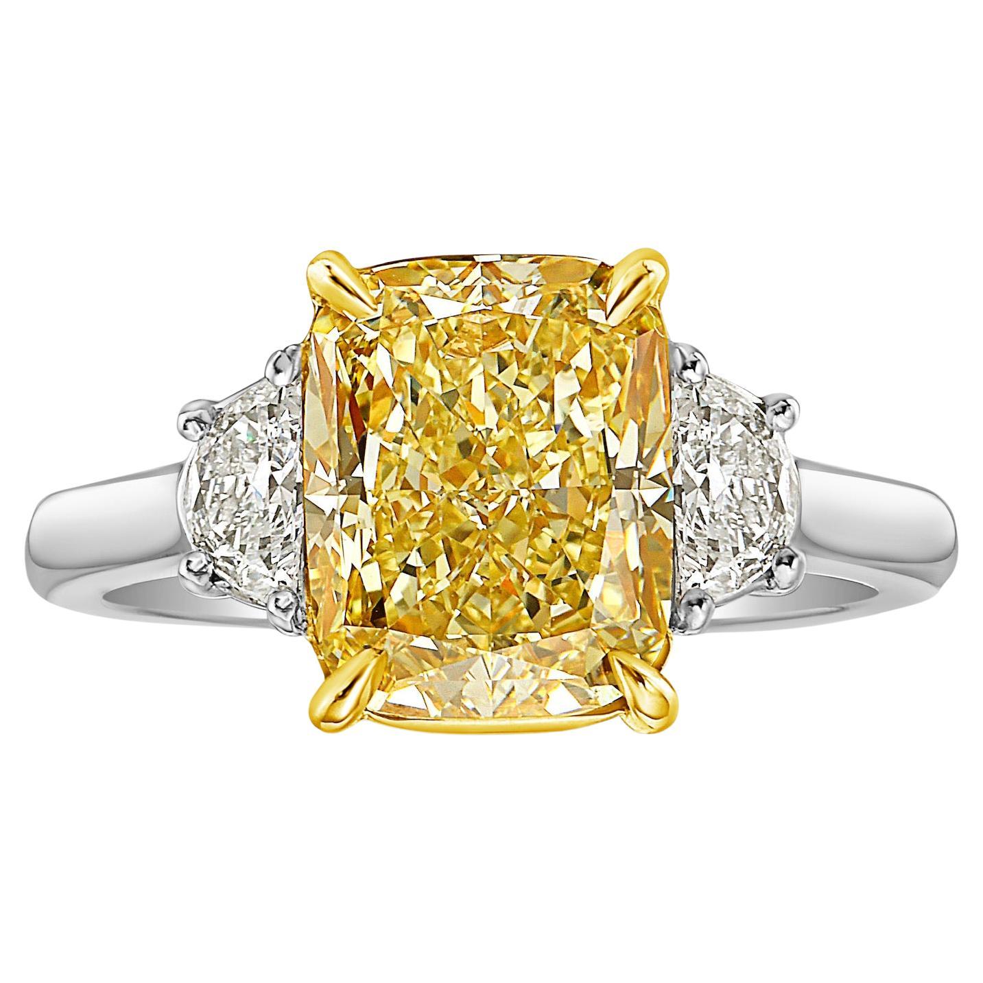 Anillo de compromiso de diamantes en cojín amarillo fantasía de 3,48 ct en venta