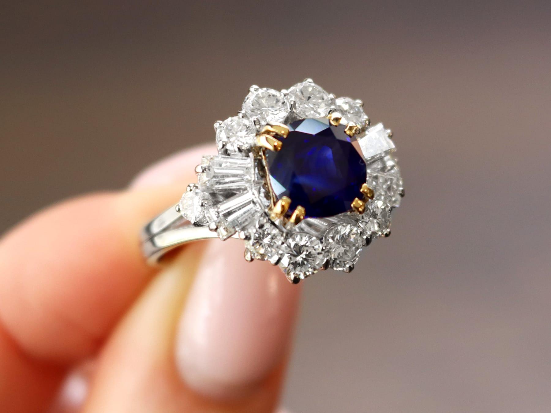 Taille coussin Bague grappe en or blanc 18 carats avec saphir de Madagascar de 3,48 carats et diamants de 2,10 carats, 1970 en vente
