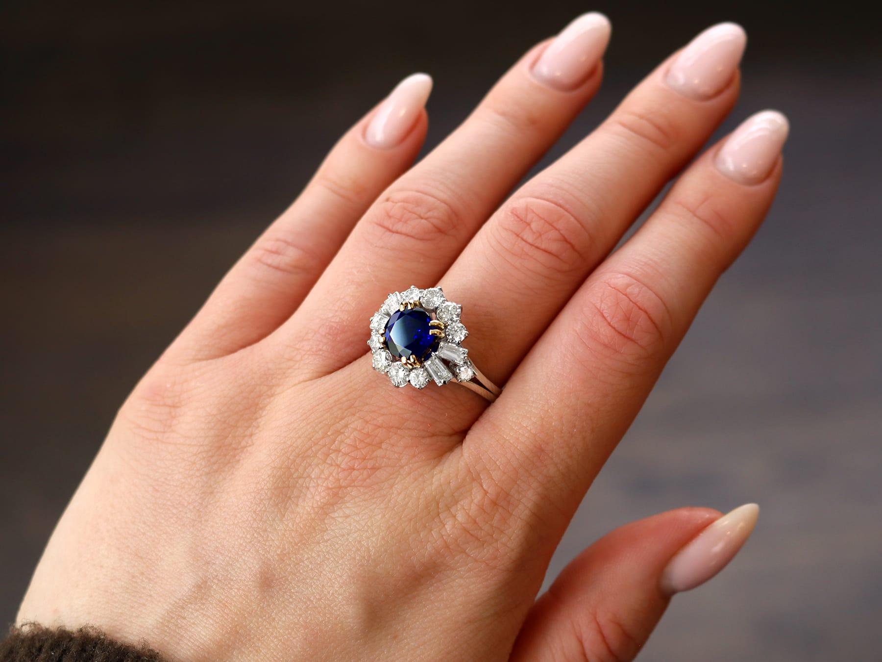Bague grappe en or blanc 18 carats avec saphir de Madagascar de 3,48 carats et diamants de 2,10 carats, 1970 Excellent état - En vente à Jesmond, Newcastle Upon Tyne