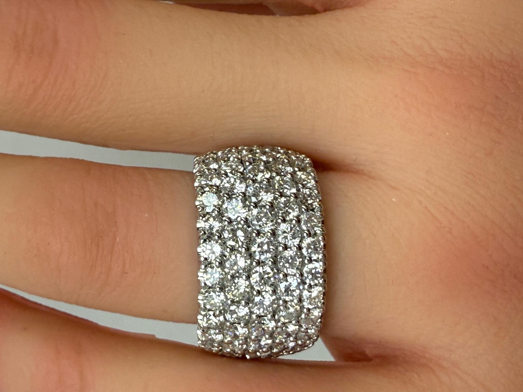 3,48ctw.  Fedina di diamanti a pavé in platino in vendita 5