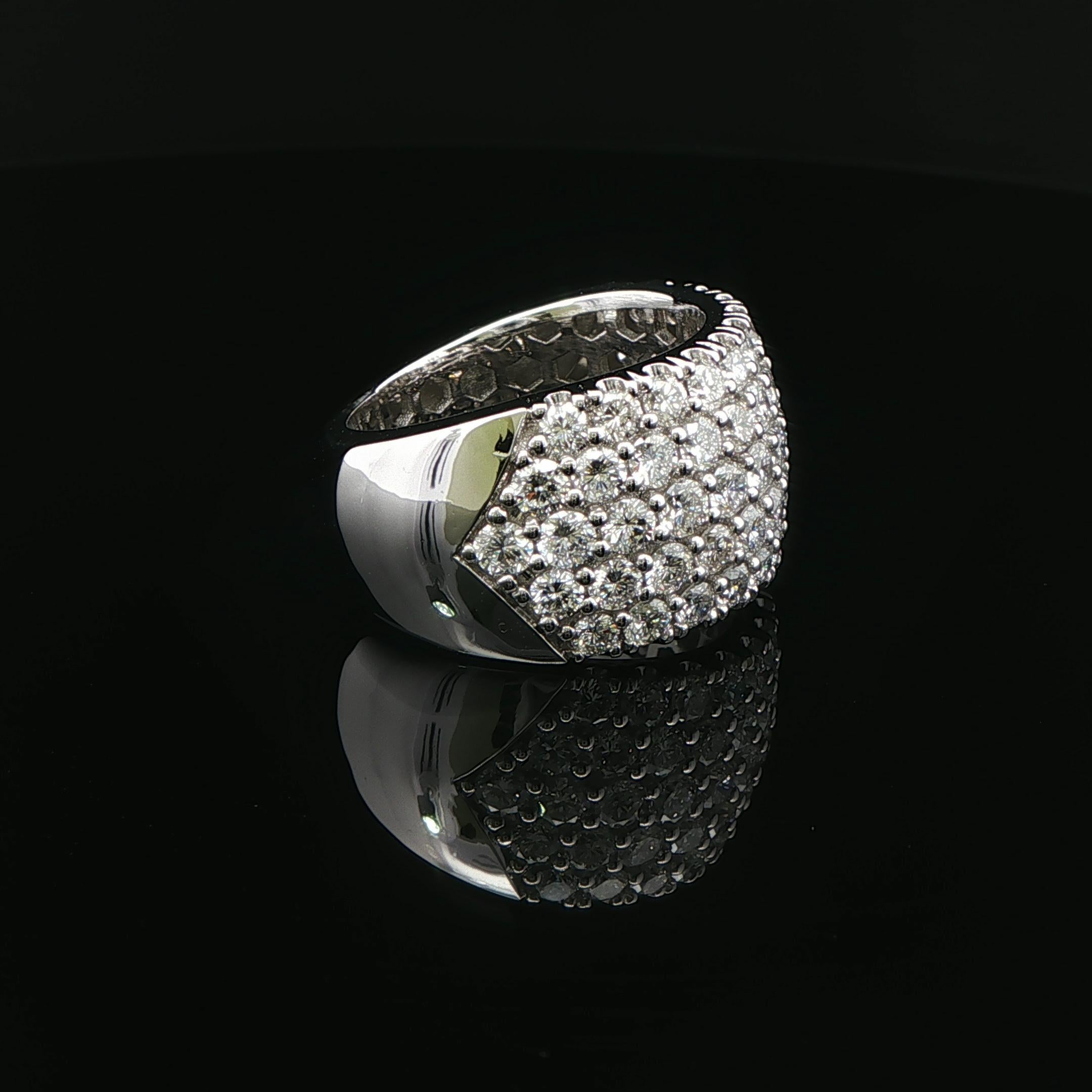 Donna 3,48ctw.  Fedina di diamanti a pavé in platino in vendita