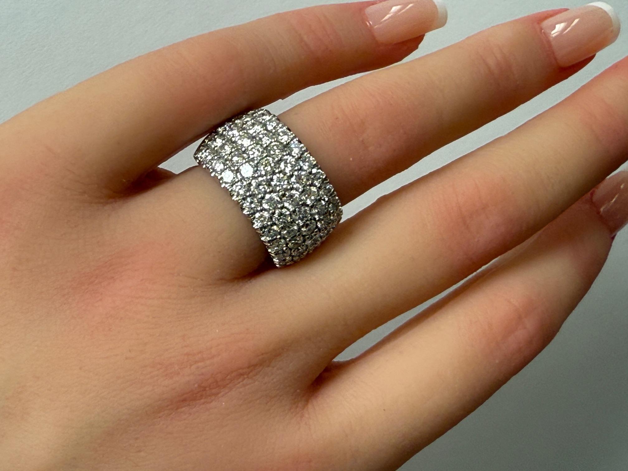 3,48ctw.  Fedina di diamanti a pavé in platino in vendita 4