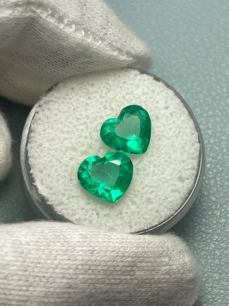 3.48tcw Pair of Heart-Cut Colombian Emeralds  Vivid Muzo Green Matching Gems In New Condition For Sale In Jupiter, FL