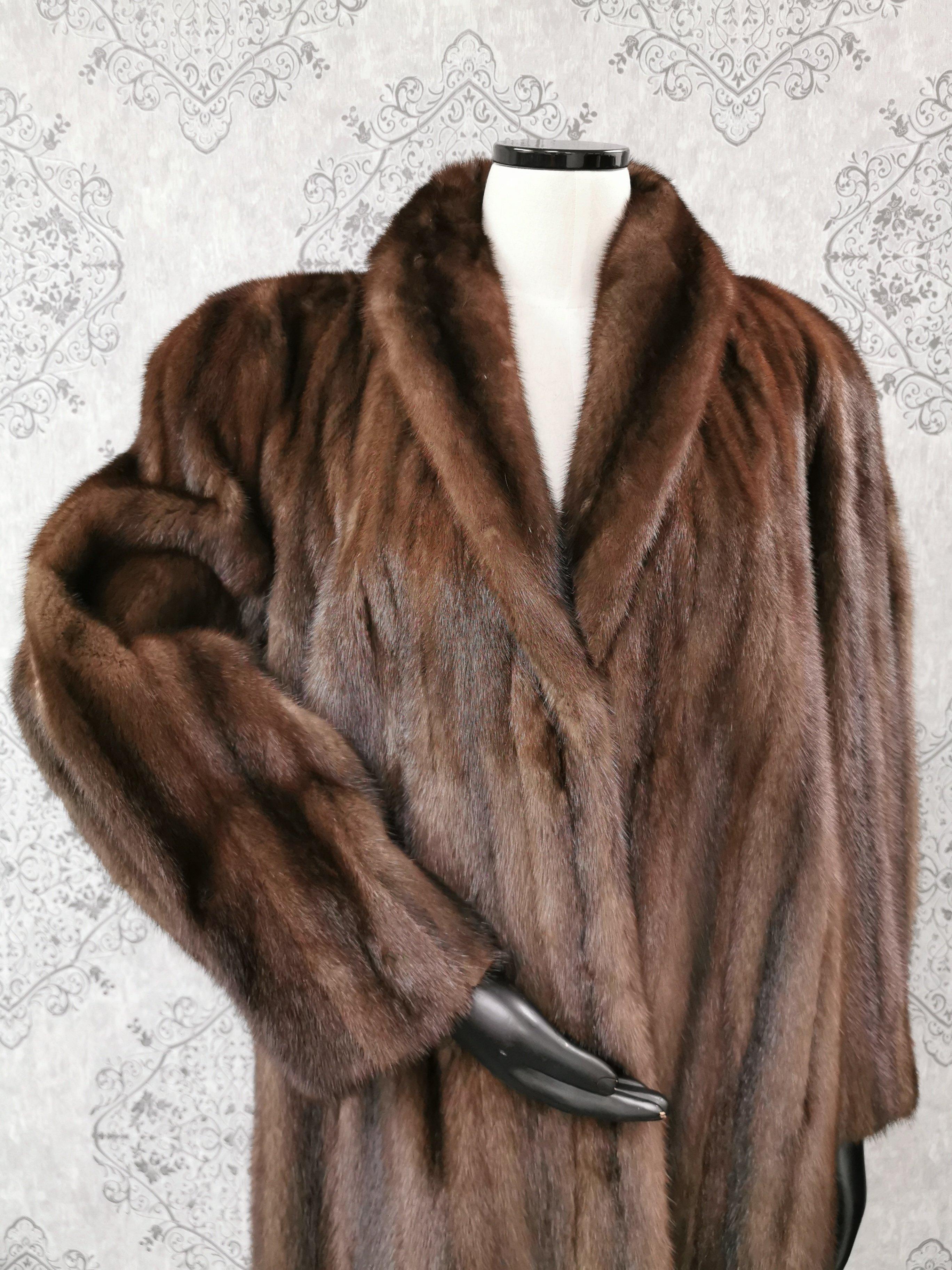 Donna Karan New York for Berger Christensen Demi-Buff Mink Fur Coat in excellent condition (Size 12 Large)

Elegant portrait collar with straight sleeves and European German clasps for closure, two spacious slit  side pockets and a matching color