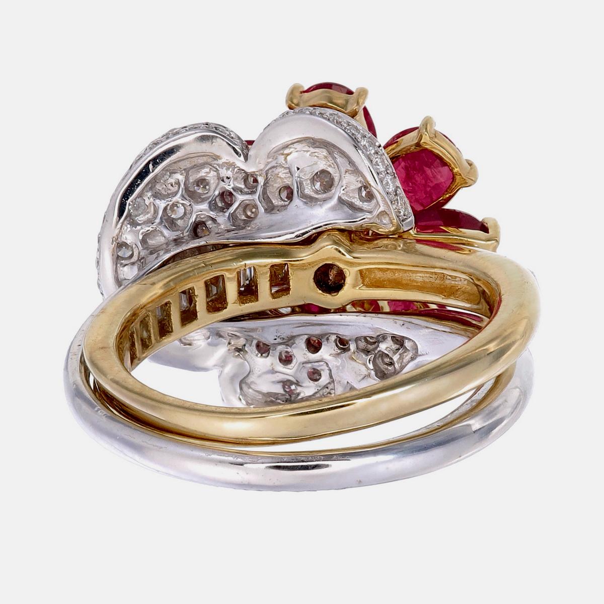 Der elegante birmanische Rubin- und Diamantring von REWA Jewels ist handgefertigt und besteht aus 18 Karat Weißgold.

Es hat 7 Stücke von Burma No Heat Rubine mit einem Gewicht von 3,49 Karat etwa. Rubine in dieser Größe und Farbe sind selten zu