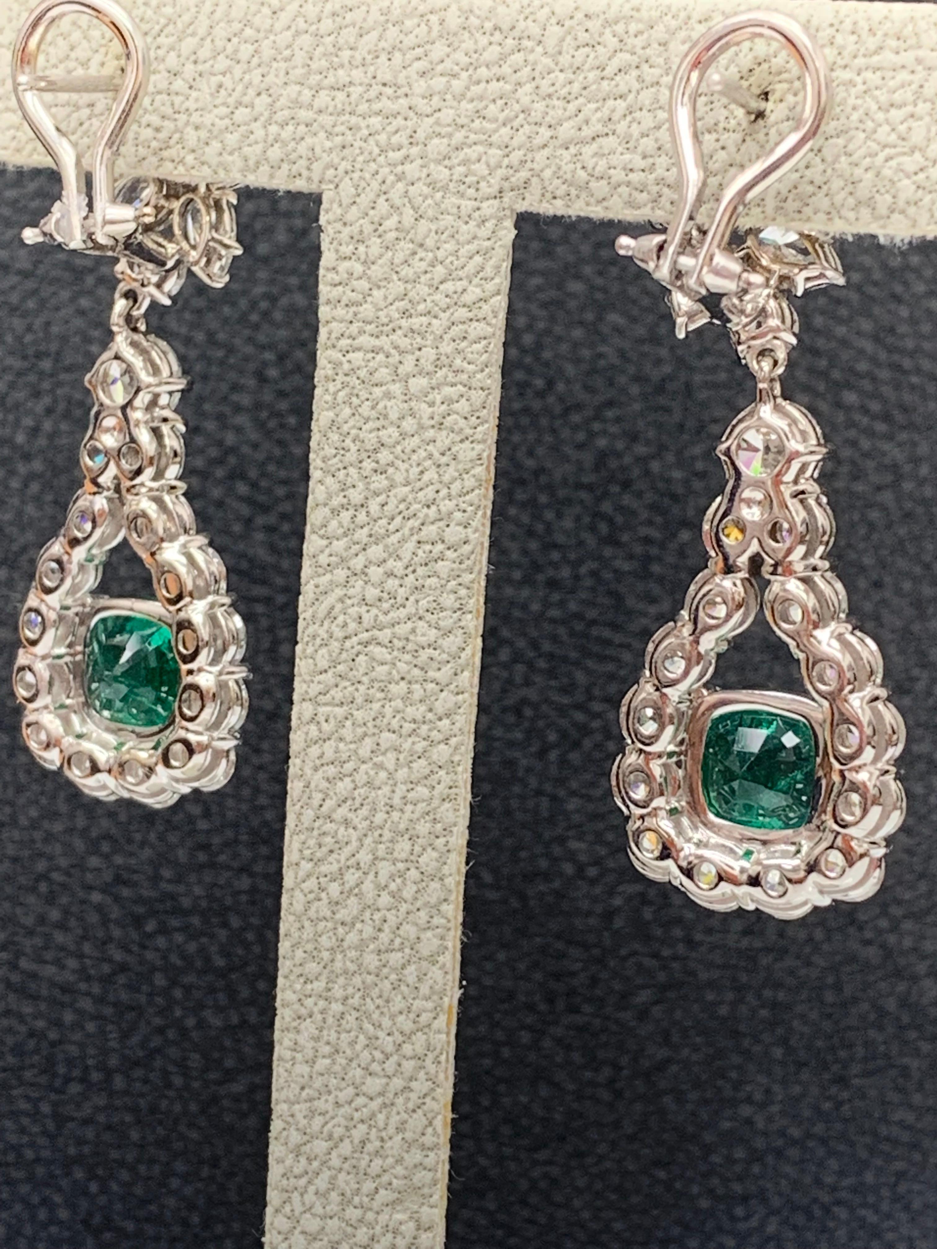 Boucles d'oreilles pendantes en or blanc 18 carats avec émeraudes et diamants de 3,49 carats à taille coussin en vente 4