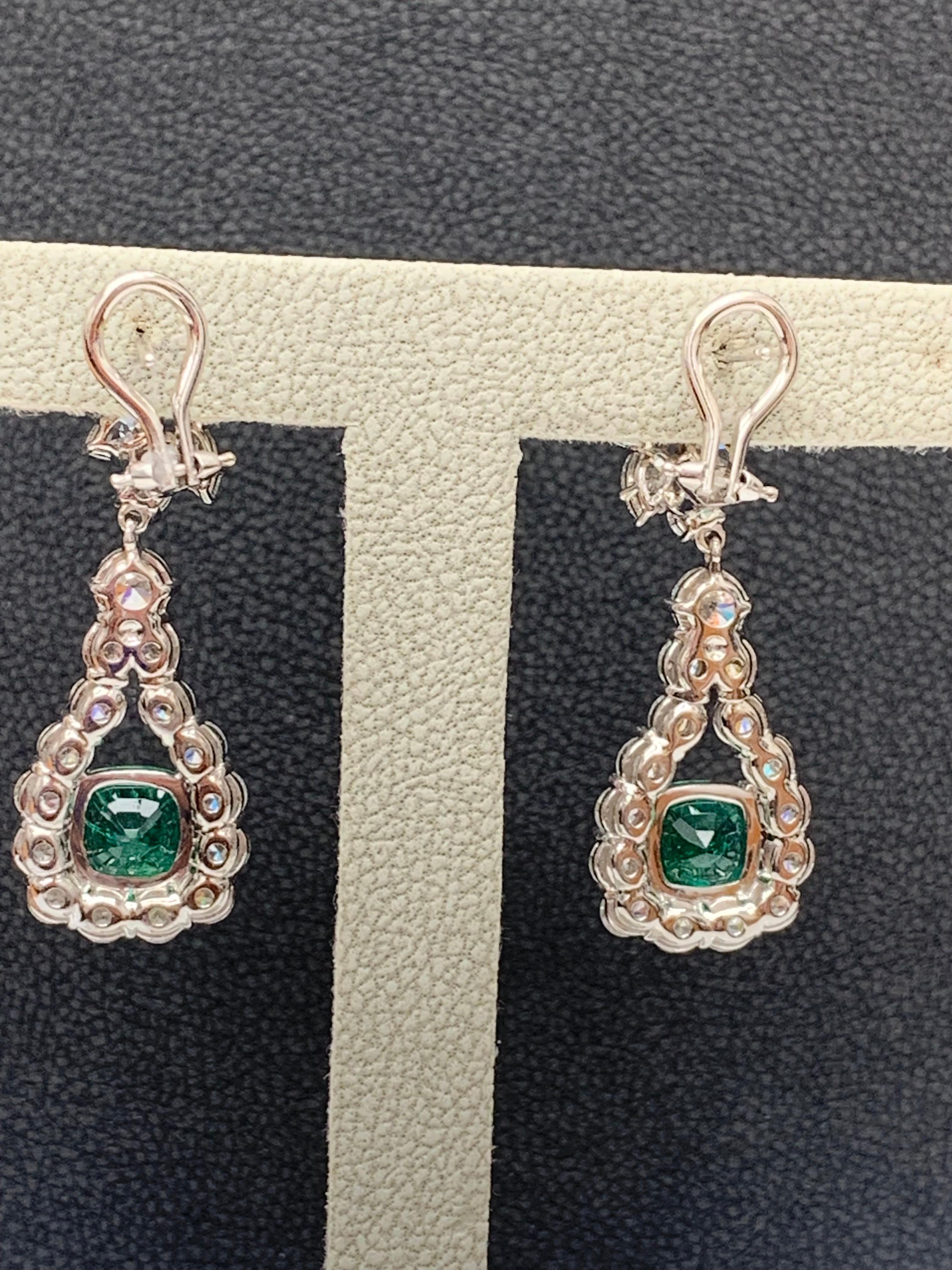 Boucles d'oreilles pendantes en or blanc 18 carats avec émeraudes et diamants de 3,49 carats à taille coussin en vente 5
