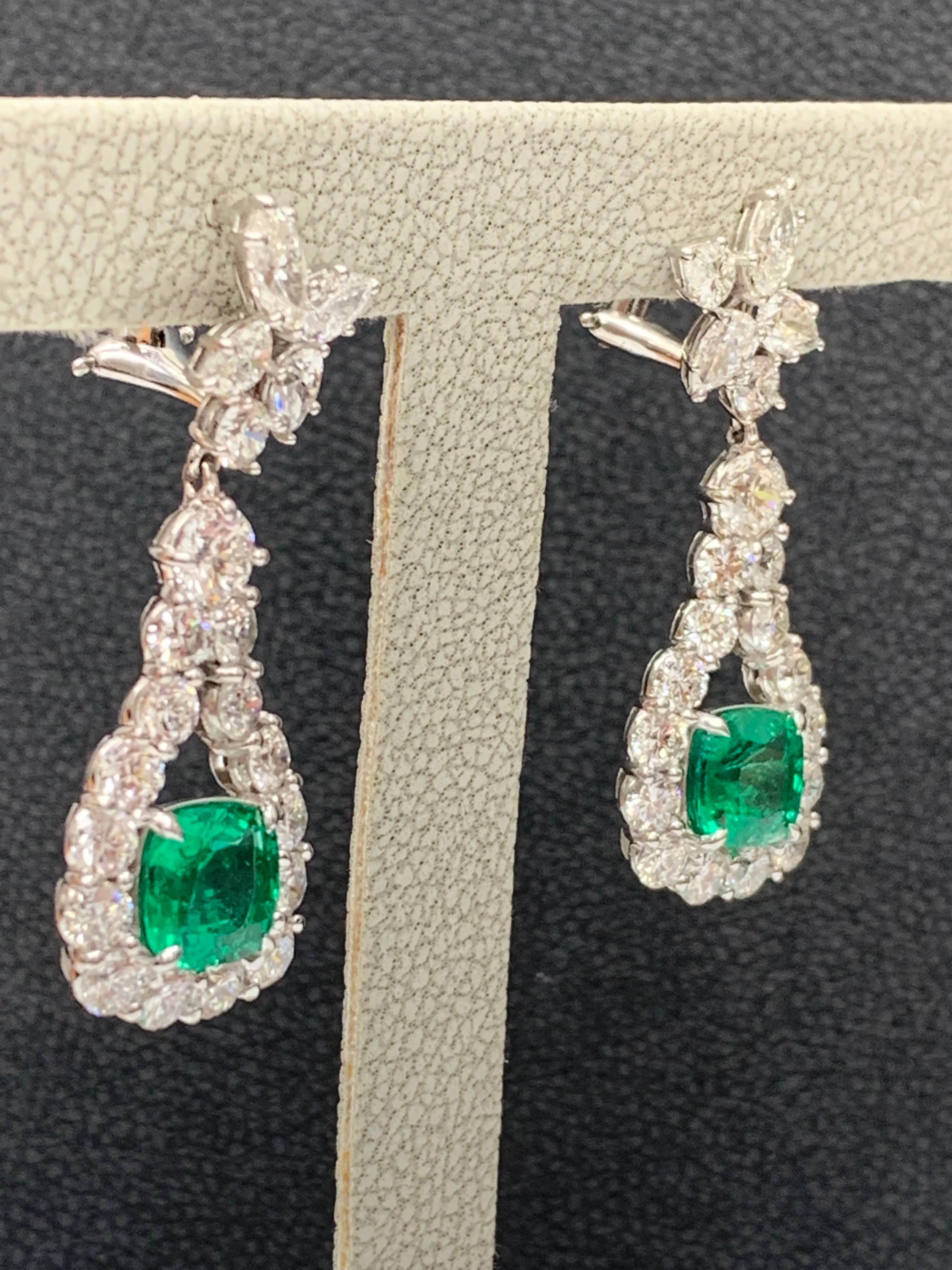 Boucles d'oreilles pendantes en or blanc 18 carats avec émeraudes et diamants de 3,49 carats à taille coussin en vente 1