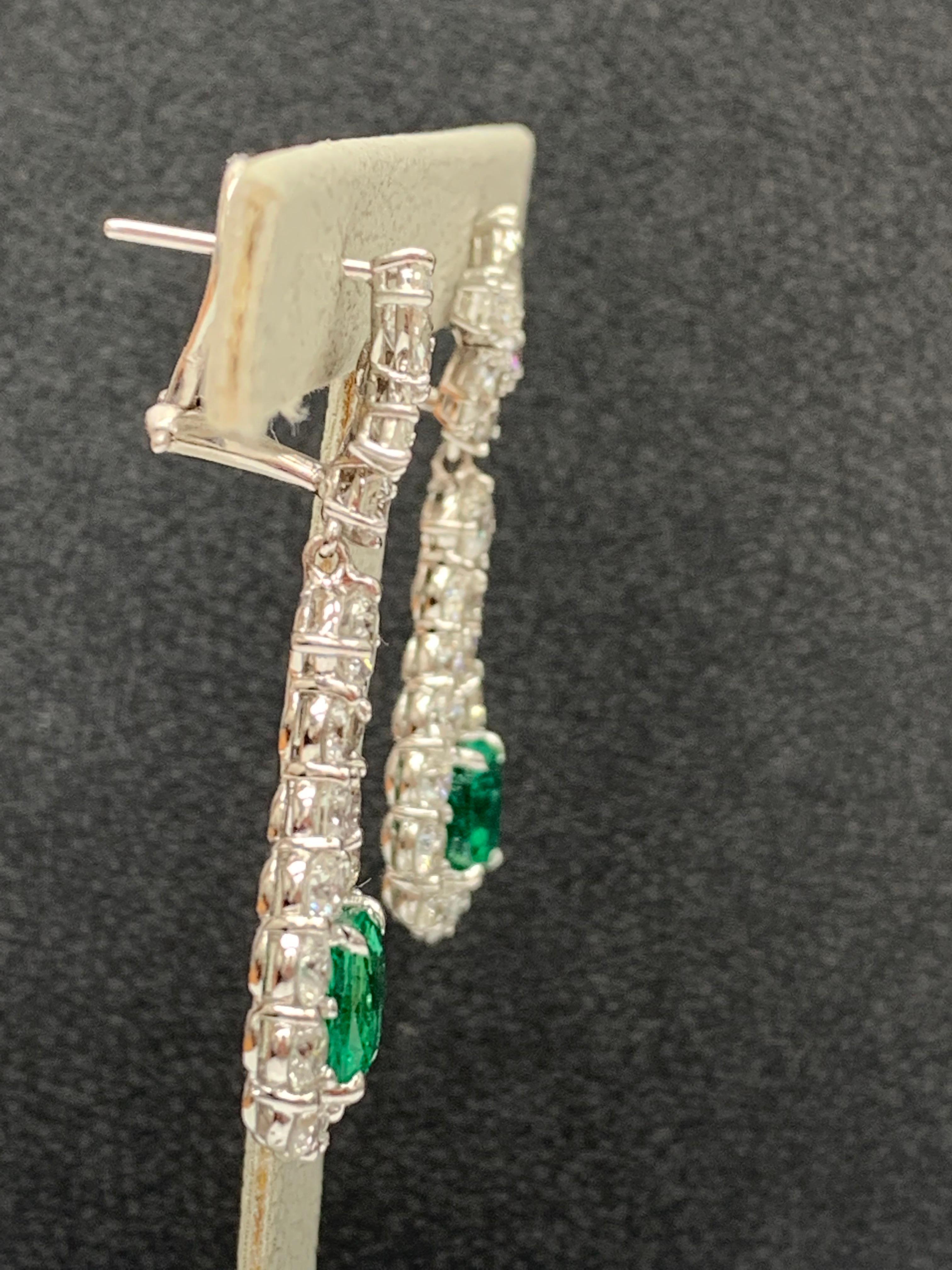 Boucles d'oreilles pendantes en or blanc 18 carats avec émeraudes et diamants de 3,49 carats à taille coussin en vente 2