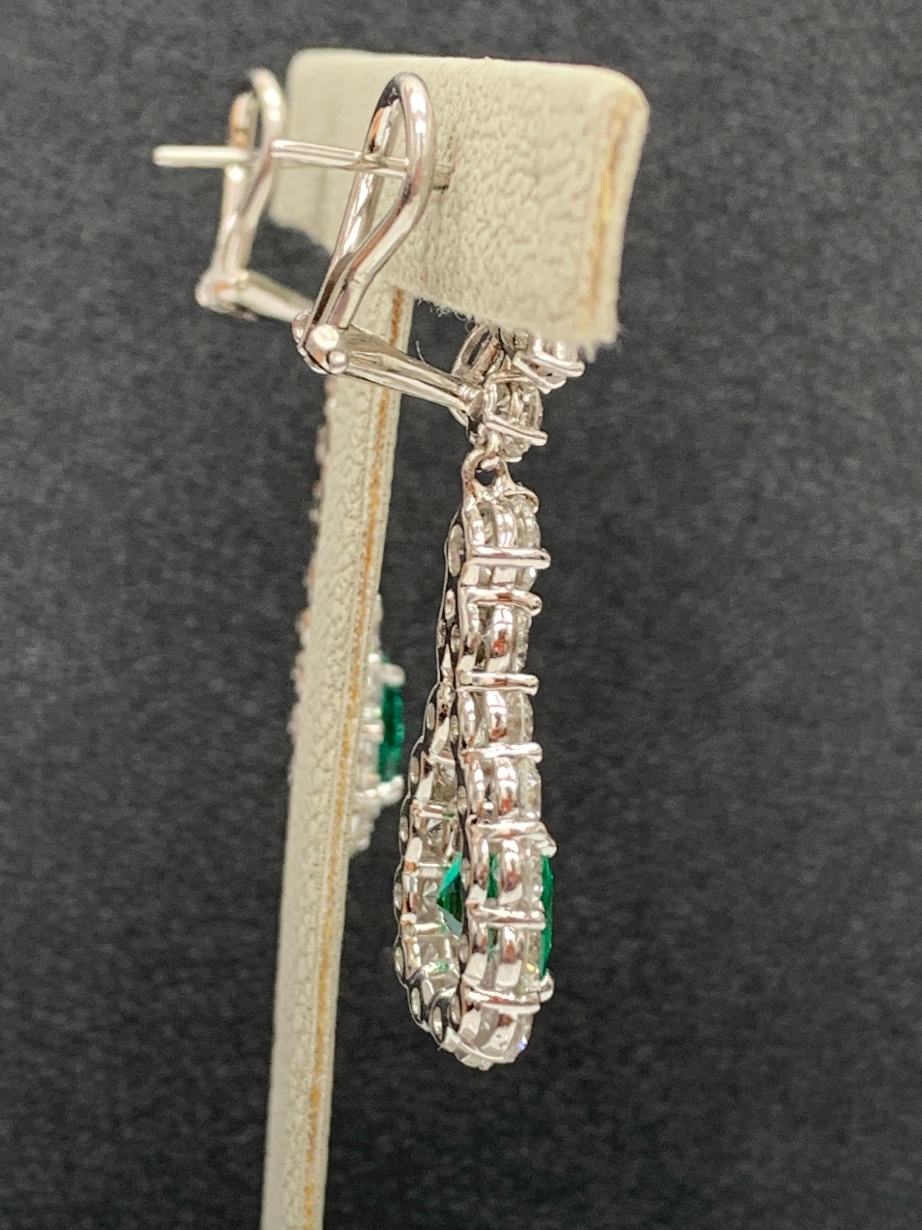 Boucles d'oreilles pendantes en or blanc 18 carats avec émeraudes et diamants de 3,49 carats à taille coussin en vente 3