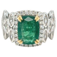 Anello da cocktail bicolore con diamante smeraldo taglio cuscino da 3,49 carati