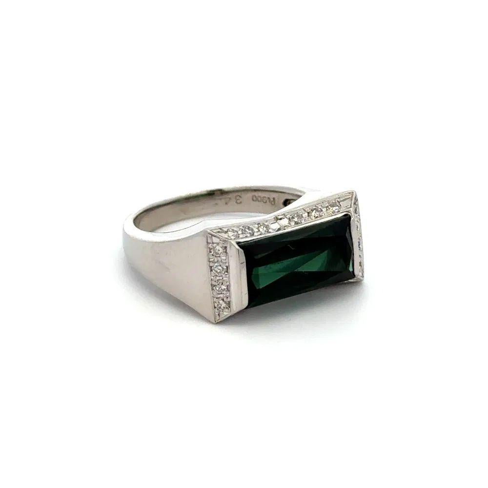 Tout simplement magnifique ! Bague en platine de 3,49 carats de tourmaline verte East West et de diamants, réalisée à la main. Au centre, une superbe tourmaline verte de 3,49 carats, sertie à la main d'est en ouest. Entouré de diamants, pesant