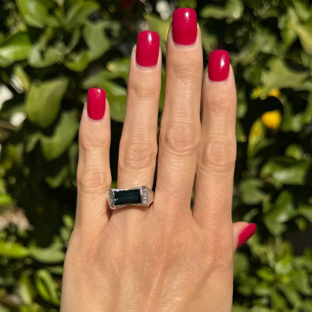 Moderniste Bague vintage en platine avec tourmaline verte est-ouest et diamants de 3,49 carats en vente