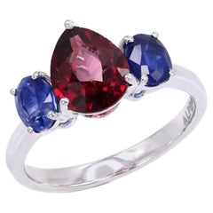 Bague cocktail en or blanc 18 carats avec grenat rouge vif et saphir bleu de 3,49 carats