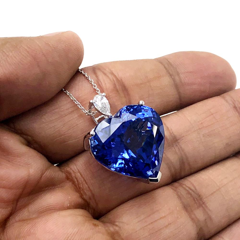 Contemporary 34.94 Carat Tanzanite Diamond 18 Karat White Gold Pendant Necklace