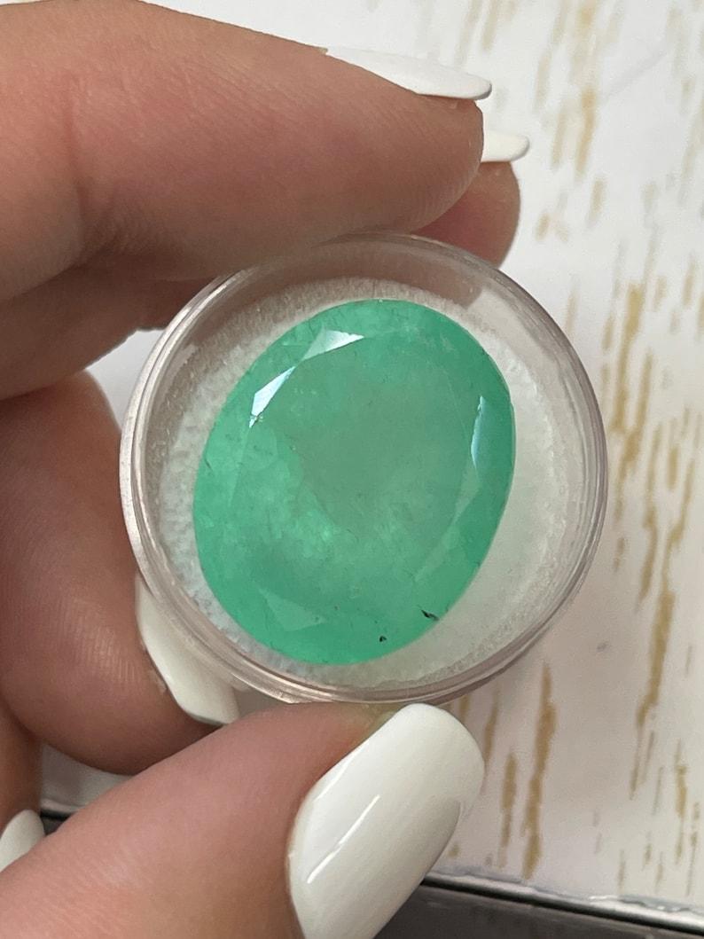 Pierre : Émeraude
Poids : 34,96 carats
Forme : Coupe ovale
Clarté : Semi-Transparent
Éclat : Bon
Couleur : Vert moyen clair
Dimensions : 22,08 mm x 17,82 mm x 15,0 mm
Origine géographique : Colombie
Traitement : Naturel, huilé

Commentaires : En
