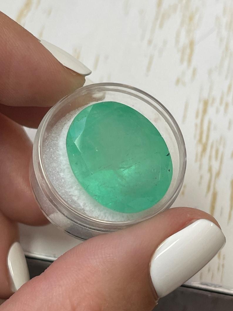 Moderne Pierre précieuse non sertie, émeraude colombienne ovale vert terreux de 34,96 carats 22x18 en vente