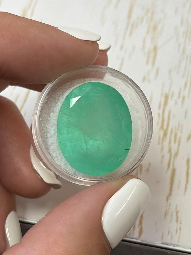 Taille ovale Pierre précieuse non sertie, émeraude colombienne ovale vert terreux de 34,96 carats 22x18 en vente