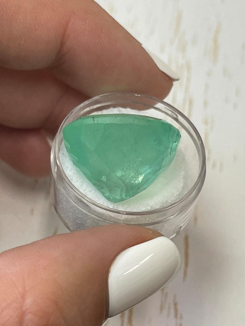 Pierre précieuse non sertie, émeraude colombienne ovale vert terreux de 34,96 carats 22x18 Neuf - En vente à Jupiter, FL
