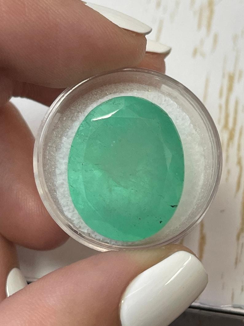 Pierre précieuse non sertie, émeraude colombienne ovale vert terreux de 34,96 carats 22x18 en vente