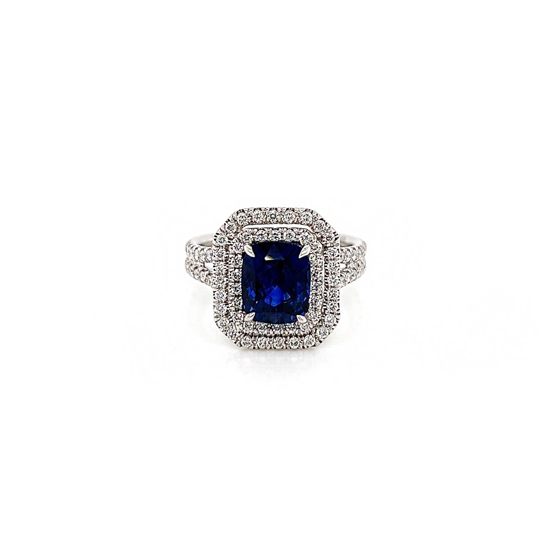 3.49 Gesamtkarat Saphir und Diamant Doppel-Halo Micro Pave-Set Damenring

-Metall-Typ: 18K Weißgold, geteilter Schaft
-2,67 Karat natürlicher blauer Saphir im Kissenschliff
-0,82 Karat runde natürliche Diamanten. Farbe F-G, Klarheit VS-SI 

-Größe