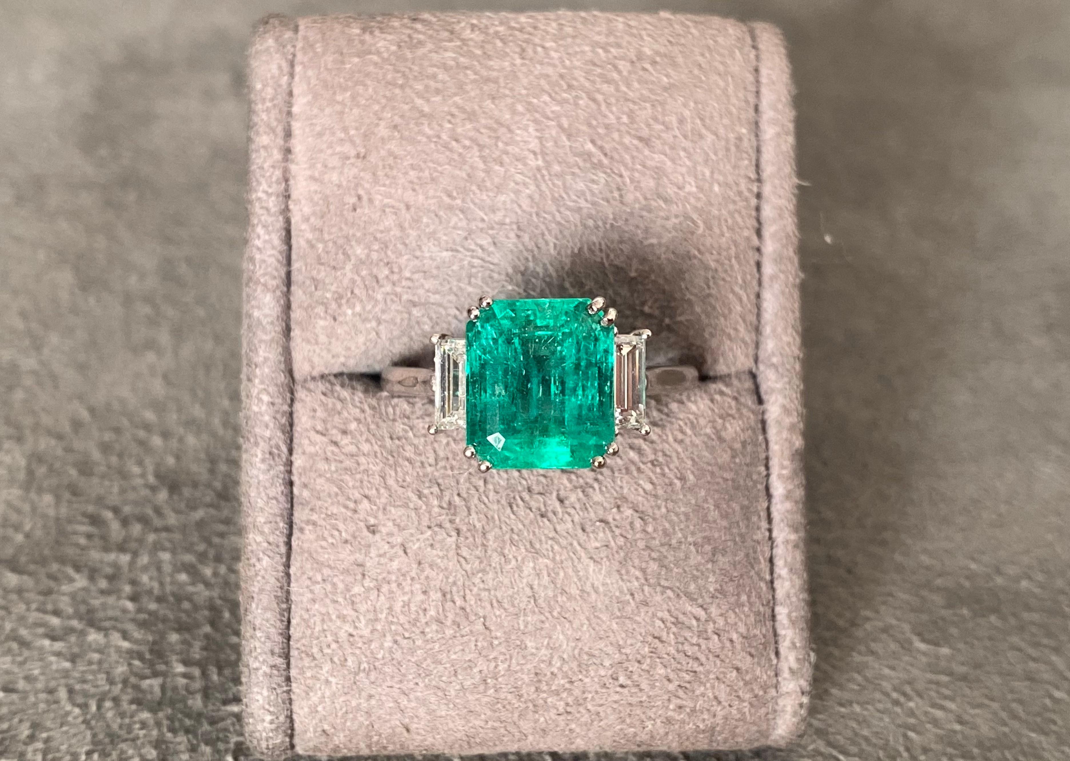 A GRS Certified Colombian Emerald of 3.49 cts (Minor) set with two baguette cut diamonds (0.30ct total) in 18k White Gold. Size 53.5. 