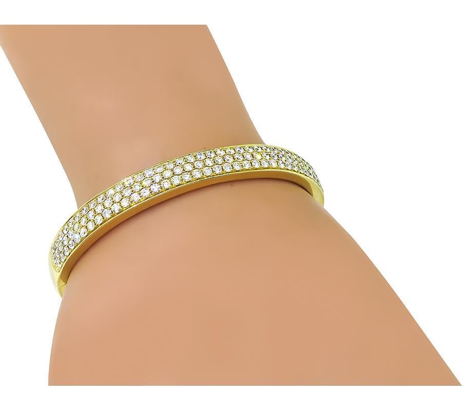 Il s'agit d'un superbe bracelet en or jaune 14k. Le bracelet est serti de diamants ronds étincelants pesant environ 3.49ct. La couleur de ces diamants est F-G et la pureté VS. Le bracelet mesure 7,5 mm de large à la base la plus large et convient à