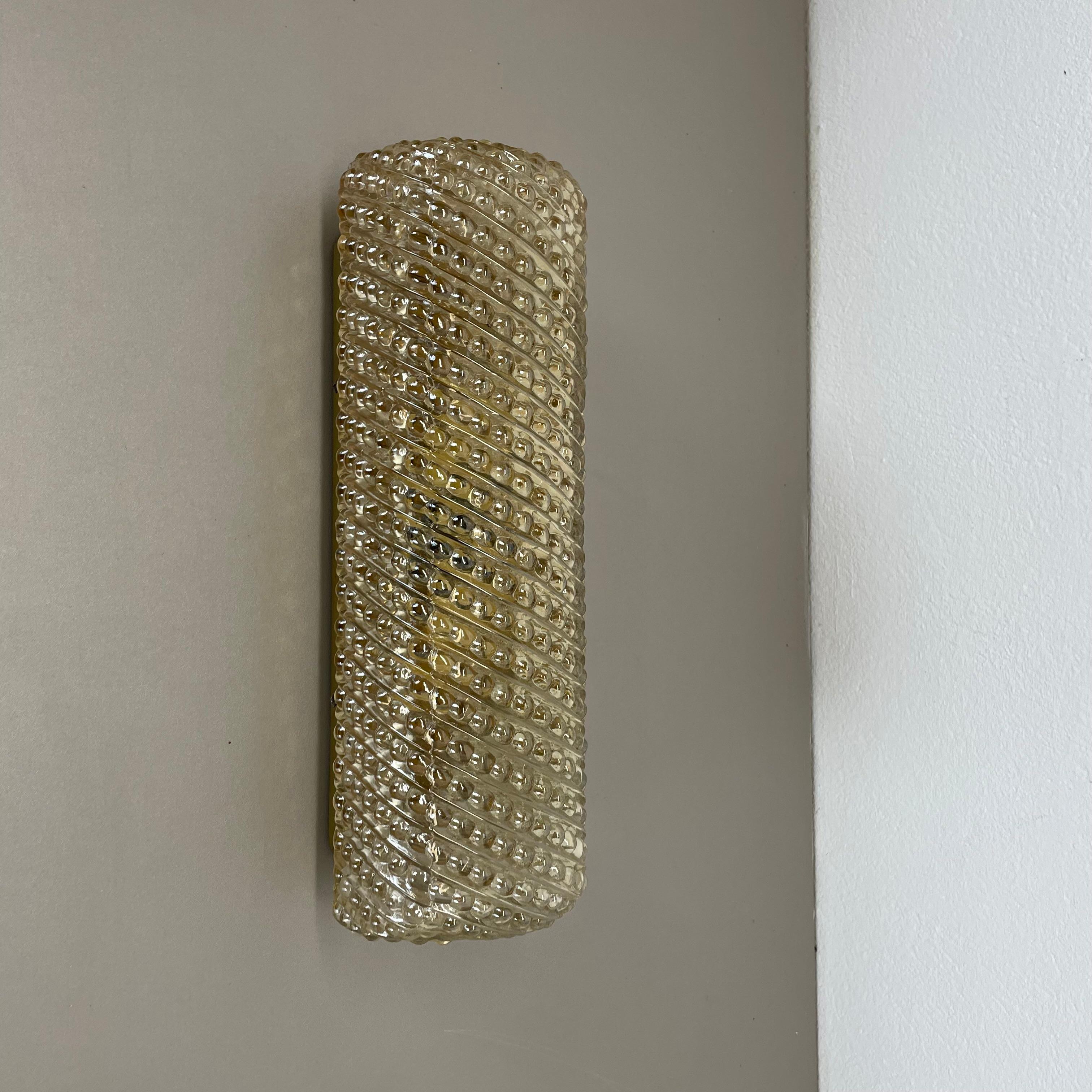 Artikel:

Wandleuchte mit Blasenstruktur



Produzent: 

Glashütte Limburg, Deutschland zugeschrieben.


Design/One:

Helena Tynell zugeschrieben.


Herkunft: 

Deutschland


Alter: 

1970s





Diese fantastische Glaswand  Die Deckenleuchte wird