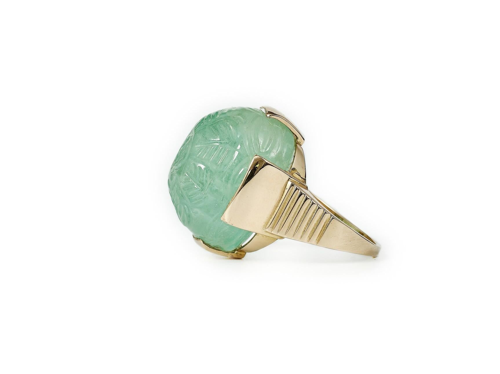 Esmeralda tallada de 34 ct, anillo de oro de 18 quilates, por Alexander Tillander ca 1970. Cabujón en venta