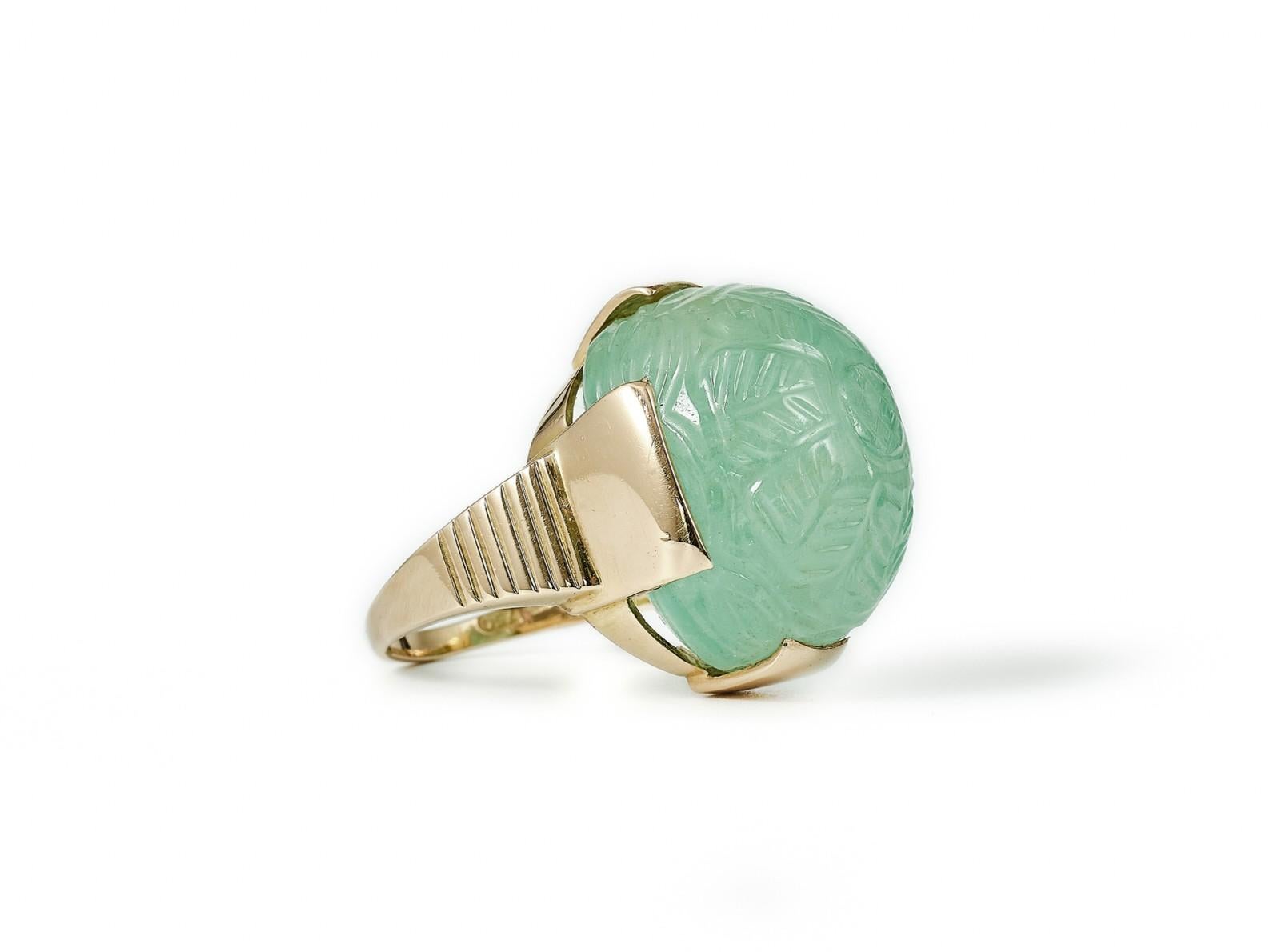 Esmeralda tallada de 34 ct, anillo de oro de 18 quilates, por Alexander Tillander ca 1970. en Bueno estado para la venta en Malmö, Skåne län
