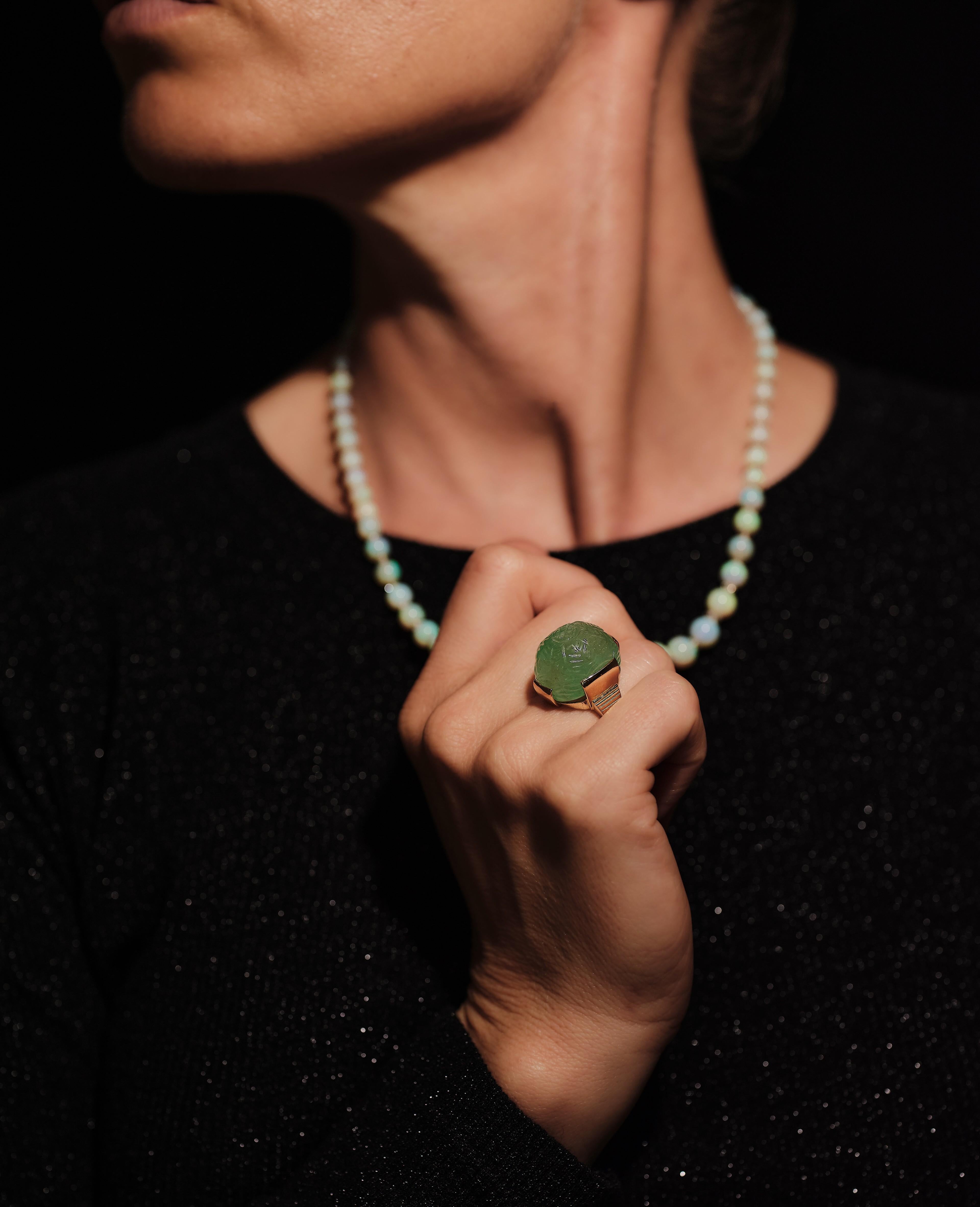 Femenino o masculino Esmeralda tallada de 34 ct, anillo de oro de 18 quilates, por Alexander Tillander ca 1970. en venta