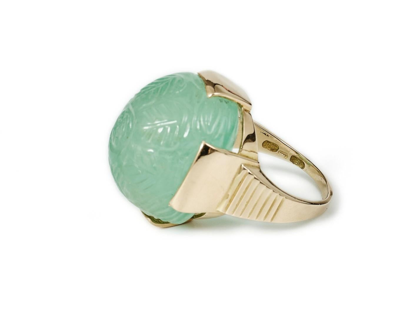 Esmeralda tallada de 34 ct, anillo de oro de 18 quilates, por Alexander Tillander ca 1970. en venta 2