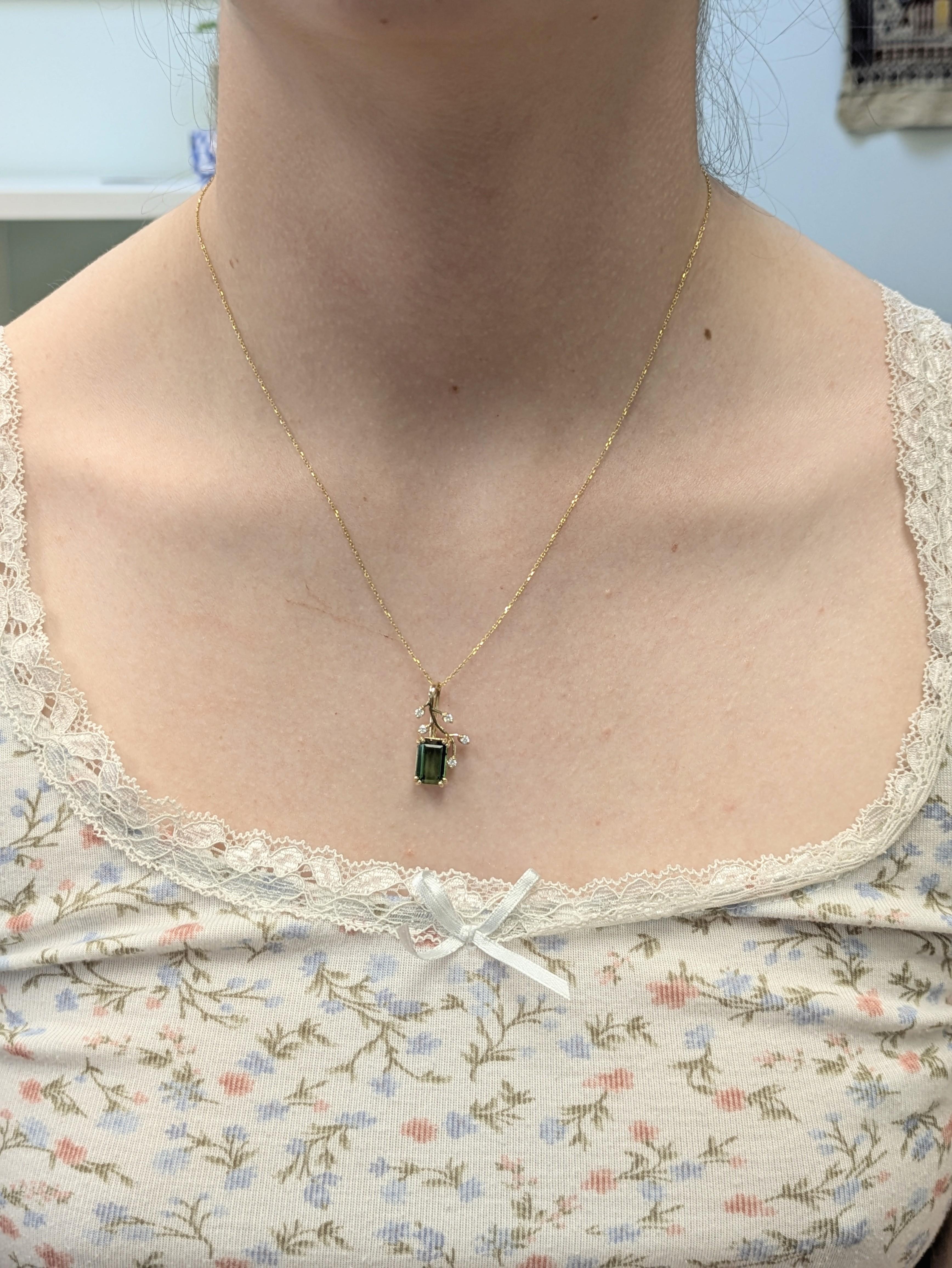 Cet élégant pendentif est orné d'une tourmaline chromée du Brésil de 3,41ct, de taille émeraude, mesurant 10,6 x 7,2mm. Sertie en or 14k (1,79 g), la pierre centrale est magnifiquement rehaussée de 50 diamants étincelants totalisant 0,18cttw,