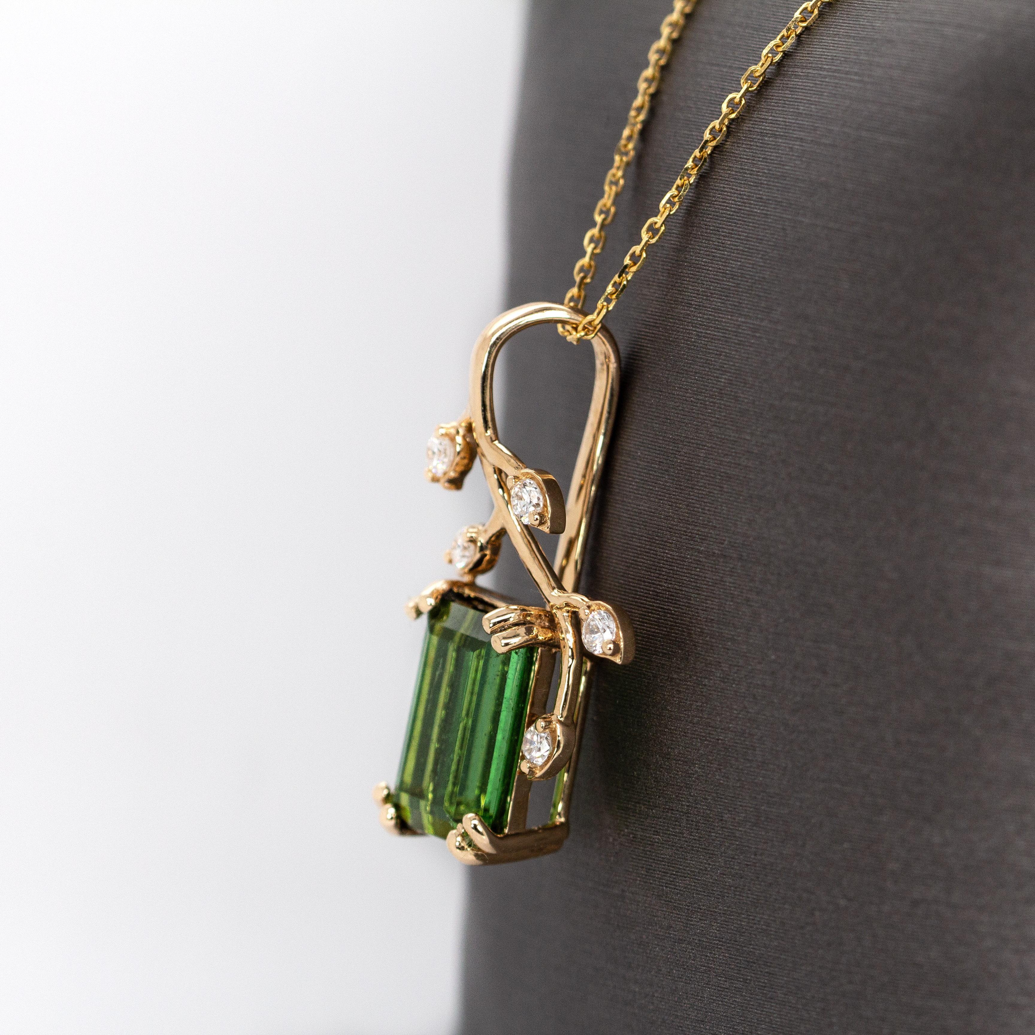 Taille émeraude Pendentif Tourmaline chromée 3,4cts avec accents de diamants naturels : Or massif 14K en vente