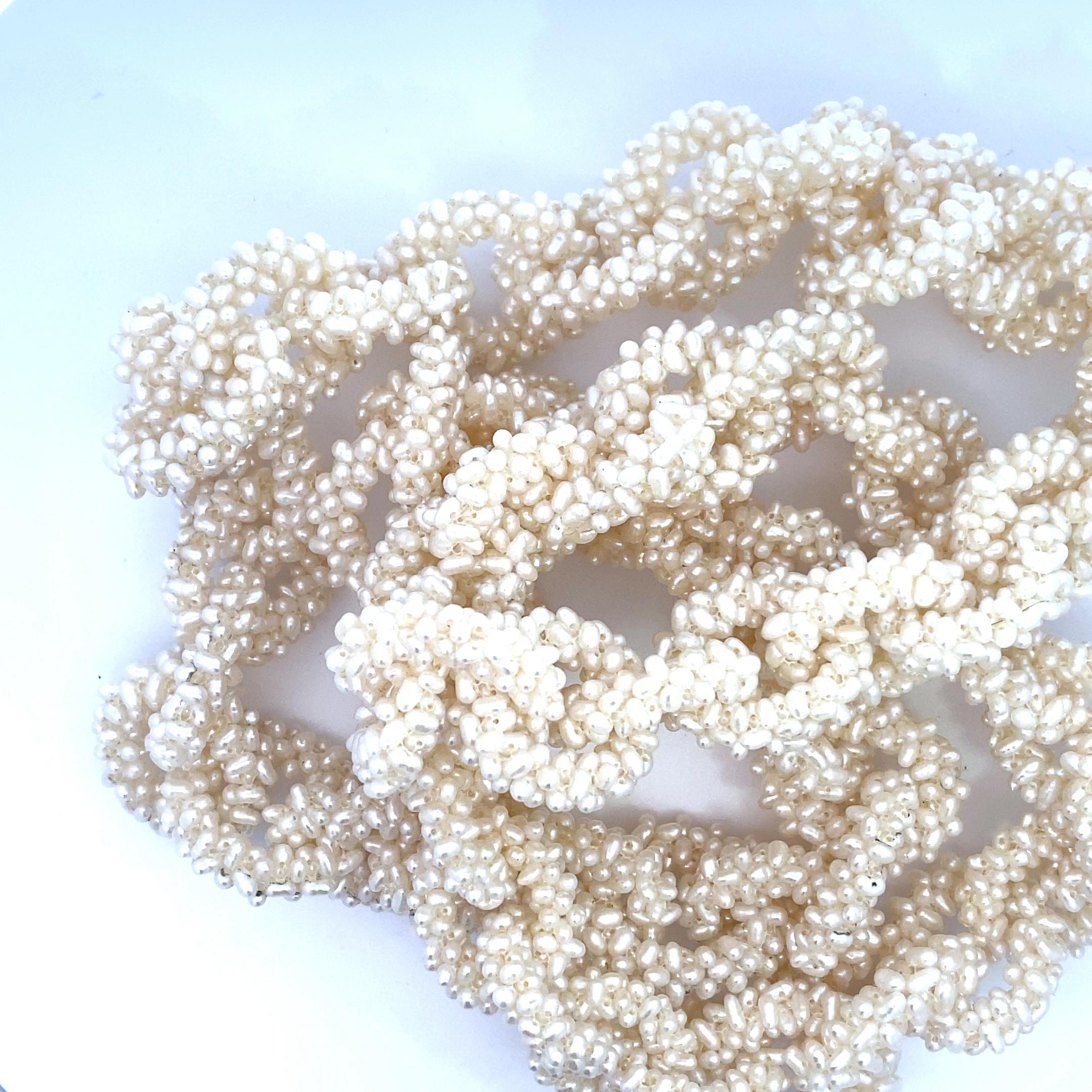 Dies ist ein unglaubliches Einzelstück! Diese dreißig vier Zoll Kette Glied Halskette verfügt über Glieder aus handgeflochtenen Samen Perlen. Diese einzigartigen Glieder enthalten schätzungsweise fast 10.000 Saatperlen, die in sorgfältiger