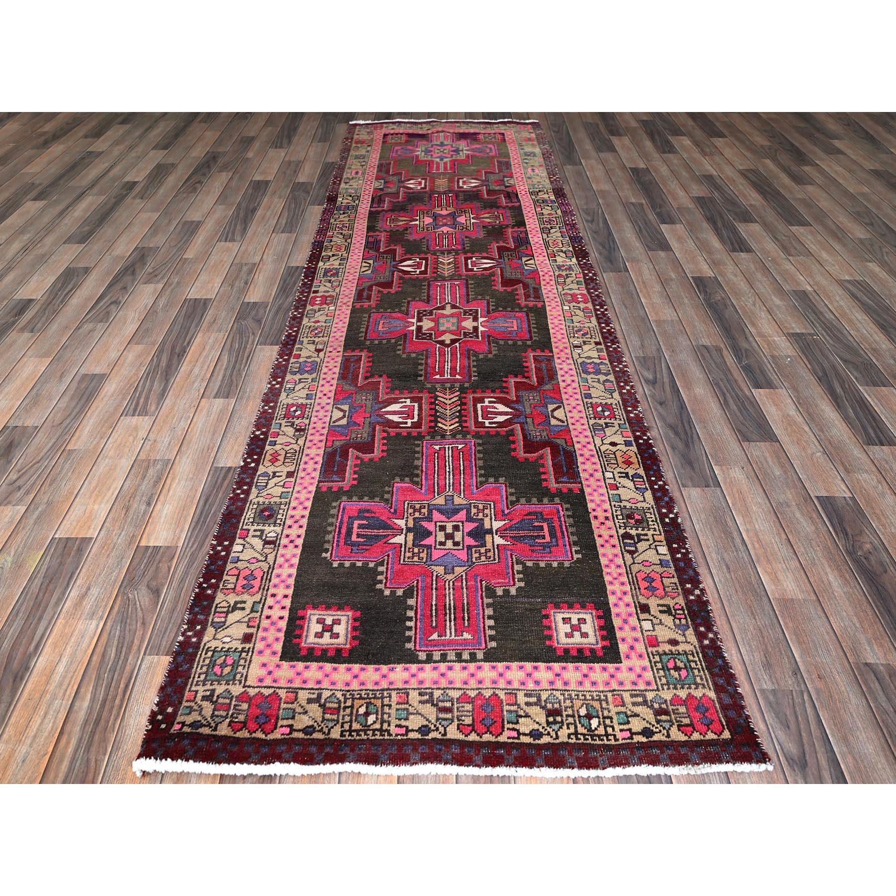 Hot Pink, Vintage Persian Hamadan with Geometric Medallions, 100% Wool, Hand Knotted, Cropped Thin, Zero Pile, Evenly Worn, Sides and Ends Professionally Secured, Wide Runner, Oriental Rug
Matières premières : Laine
Latex : Pas de poils 
hauteur :